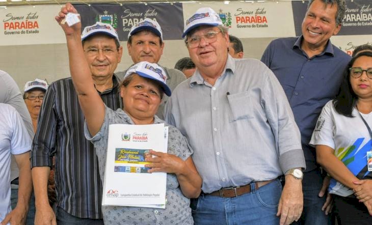 Governador entrega título da casa própria a moradora