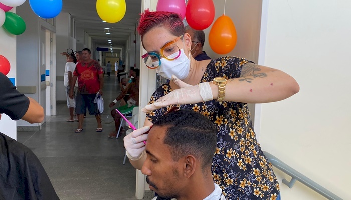 Pacientes do Hospital de Trauma de Campina Grande recebem ação de corte de cabelo