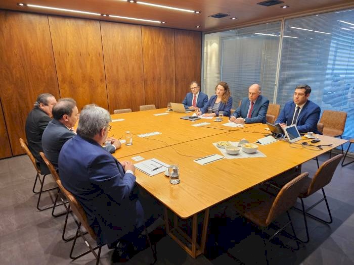 Reunião sobre projetos de mobilidade urbana e investimentos em saneamento