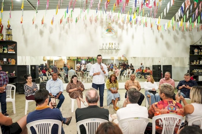 Vice-goverandor, Lucas Ribeiro, dialoga com representes de quadrilhas juninas