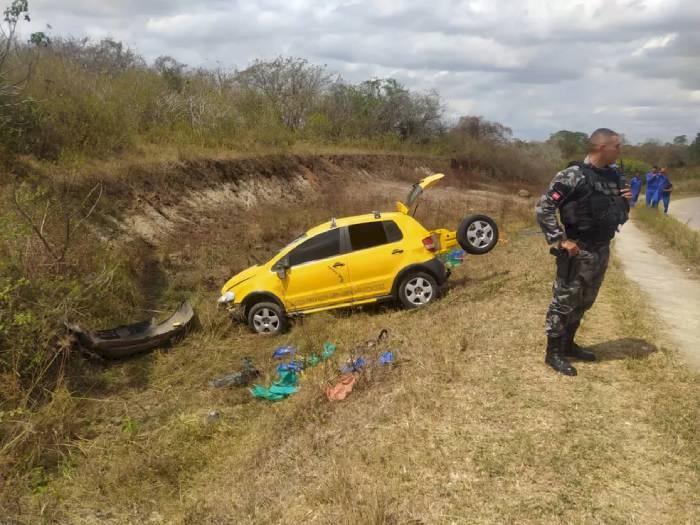 Grupo suspeito de assaltar loja capota carro durante fuga em Campina Grande