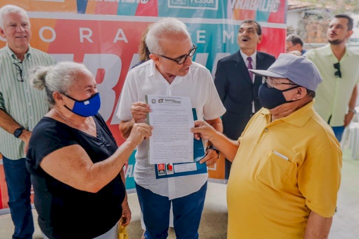 Prefeito Cícero Lucena entrega Títulos de imóveis aos moradores