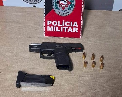 Polícia apreende arma de fogo em carro de luxo na capital