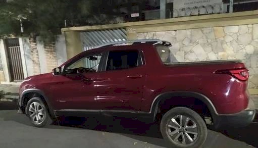 Veículo Fiat toro, de cor vermelha, recuperado pela PM