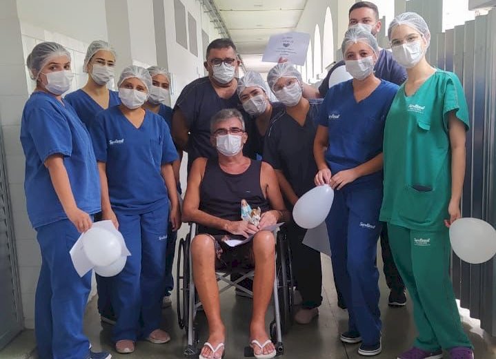 Paciente com comorbidades e com 90% de comprometimento pulmonar se recupera da Covid-19 e tem alta do Hospital de Patos