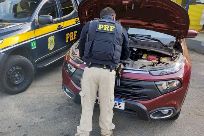 Veículo recuperado e pessoas pessoas presas pela PRF, na PRF