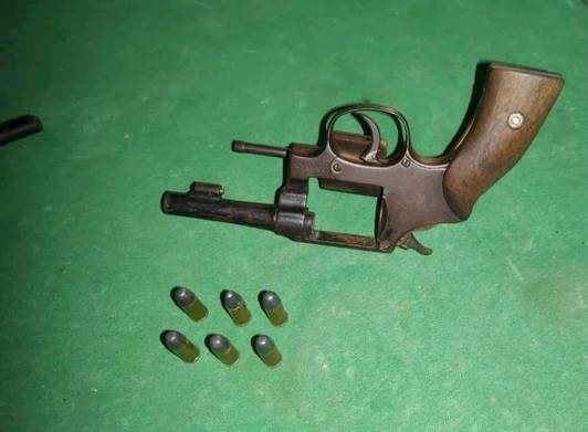 Arma e munições apreendidas pela Polícia Militar