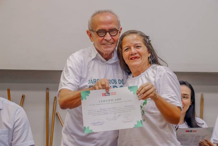 Certificados e kits de jardinagem para concluintes de curso