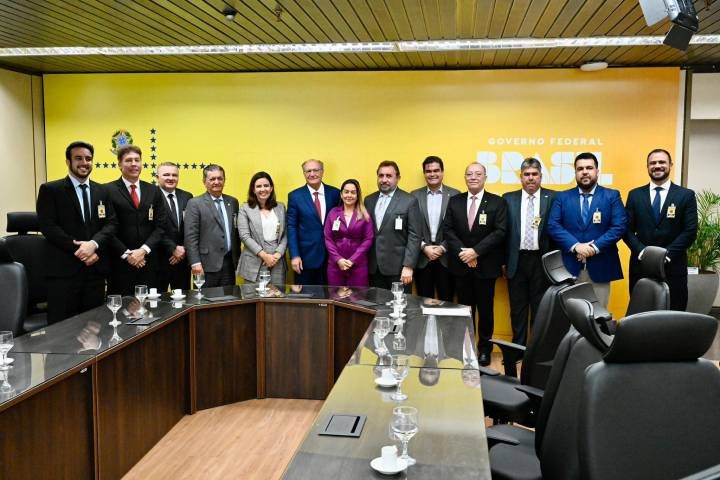 Ao lado de empresários do grupo Farol de Desenvolvimento da Paraíba, Pollyanna celebrou