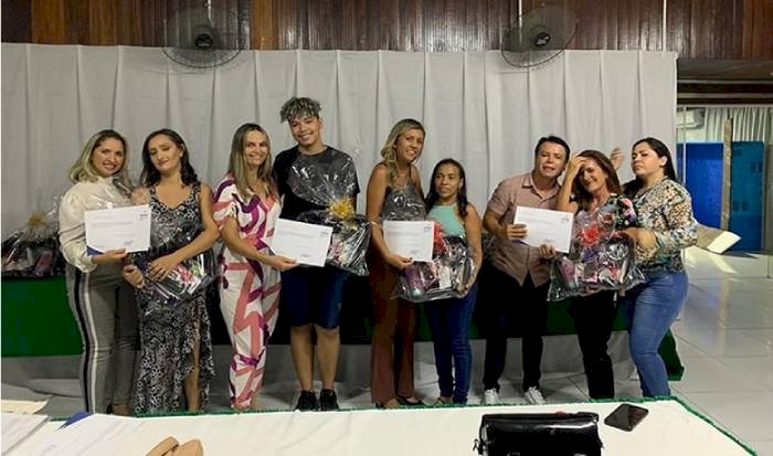 Entrega de certificados de quatro cursos de qualificação profissional
