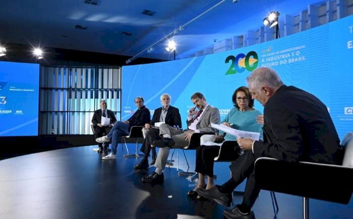 Último ciclo de debates com o tema geral 200 Anos de Independência