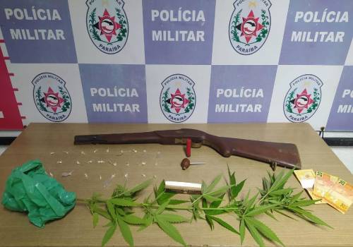 Pés de maconha, crack, espingarda, pm