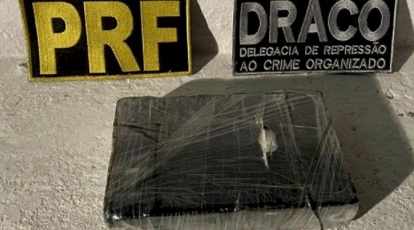 Mulher é presa com 1 kg de pasta base de cocaína em ação da PRF e a DRACO; droga apreendida custa R$ 130 mil