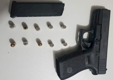PM e PC cumprem mandados de prisão e apreendem uma arma de fogo e um simulacro