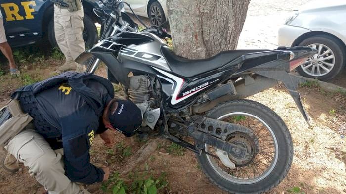 Motocicleta roubada recuperada pela PRF na Paraíba