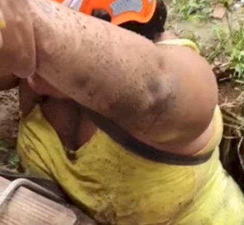 Mulher é resgatada pelo Corpo de Bombeiros ao cair em buraco com mais de 2 m de profundidade 