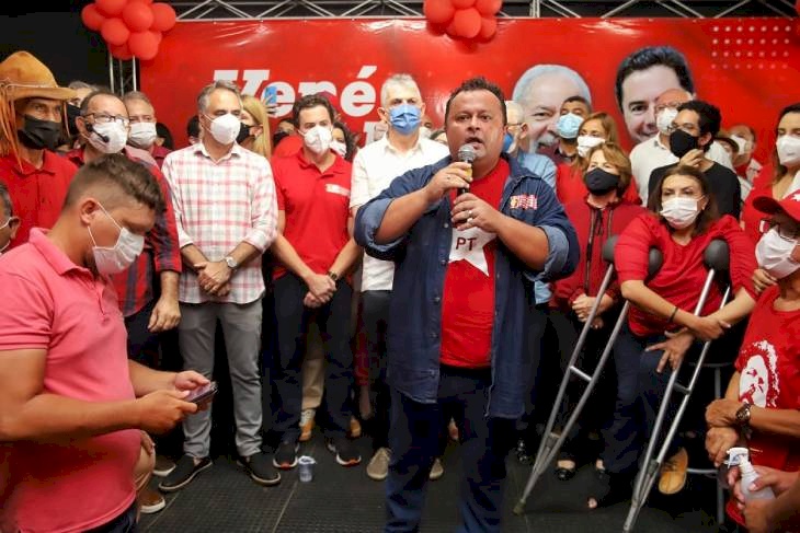 Jackson Macedo ladeado por lideranças petistas da paraibanas