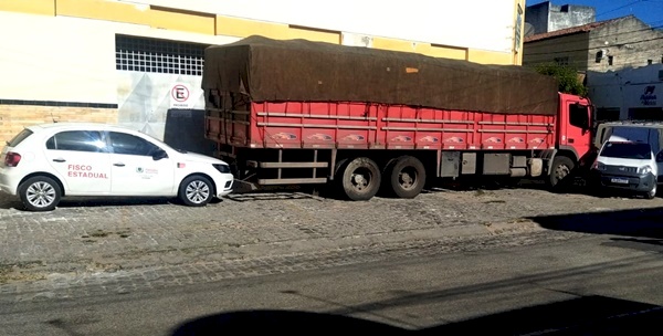 SEFAZ-PB realiza operação com Polícia Militar e apreende carga com toalha, bonecos de pelúcia e panos para limpeza em Pombal 