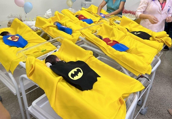 Olhando para seu filho vestido de super-herói, Tatiane da Silva se emocionou, pois tem seu filho como herói tendo lutado muito pela vida