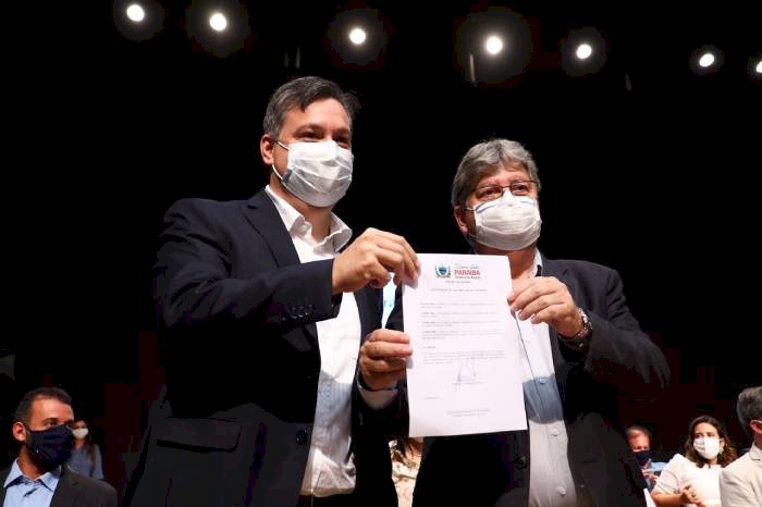 Deputado Júnior Araújo ao lado do governador, João Azevêdo