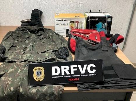 roupas camufladas, botas táticas, luvas e colete balístico