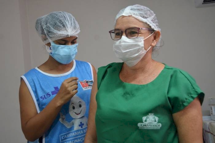 Trabalhadores dos hospitais, UPAs e Samu são vacinados com imunizante bivalente