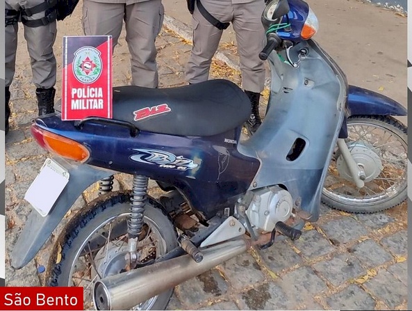 Motocicleta apreendida pela Polícia Militar