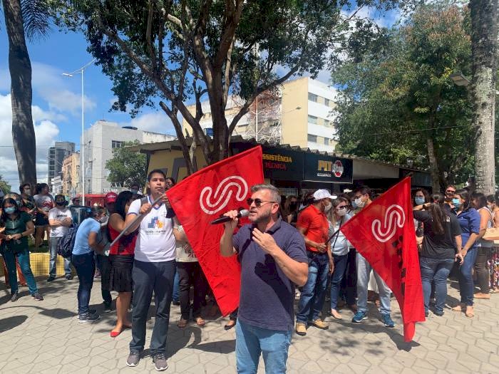 Servidores de todas as categorias do município de Campina Grande ocupam a Praça da Bandeira