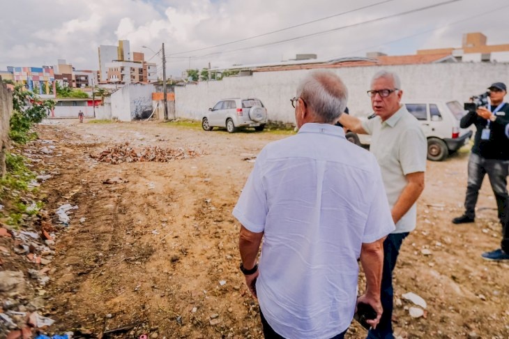 Trata-se da construção de calçadões, espaços de lazer que vão ocupar ligações informais de ruas