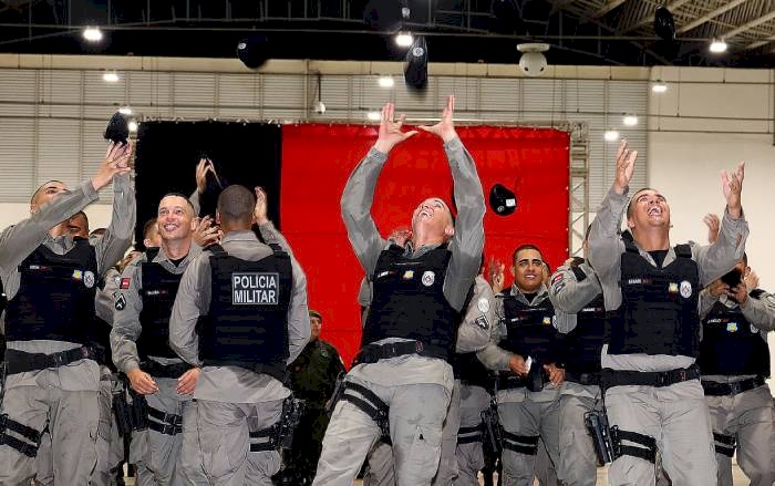 Soldados da Polícia Militar em solenidade de conclusão do curso de formação