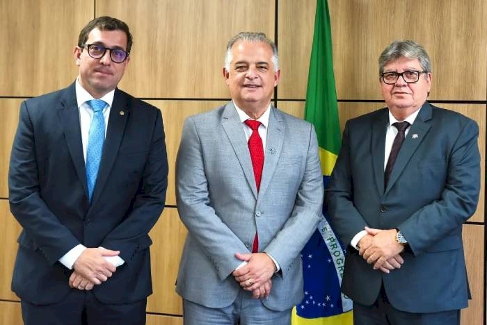 Gervásio Maia ao lado do governador João Azevedo