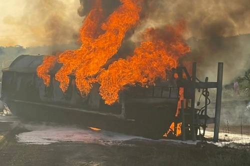 Carreta sendo consumida por fogo na BR-230, entre Aparecida e Pombal