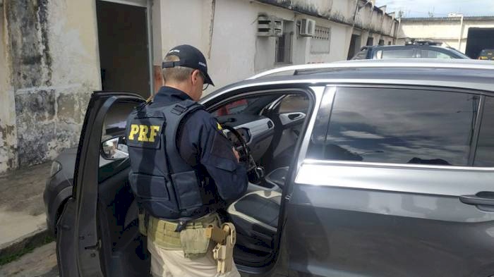 Veículo recuperado pela PRF, na Paraíba, juntamente com apreensão de arma de fogo