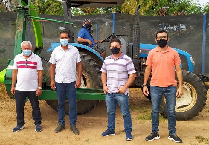 Prefeitura de Sousa entrega máquina ensiladeira para beneficiar toda zona rural do Município