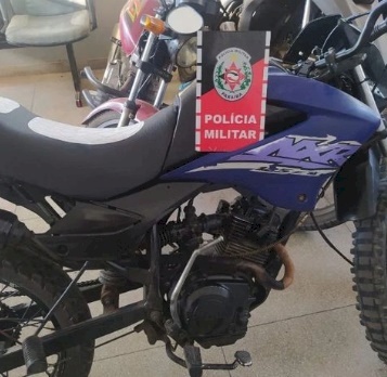 Motocicleta apreendida pela polícia militar em Teixeira 
