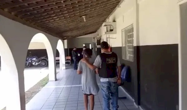 Suspeita de matar o próprio filho foi levada para a Deic, em Maceió 