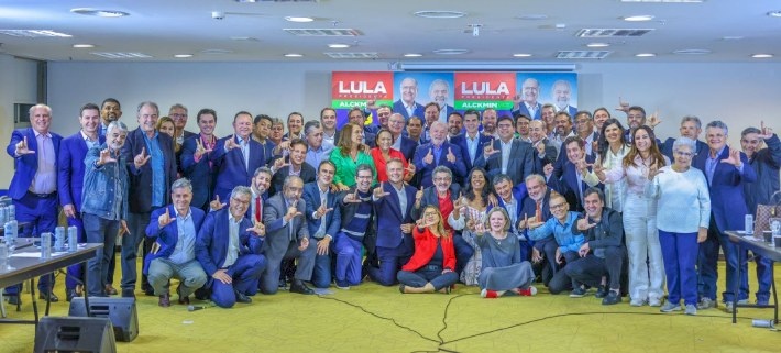 Lideranças pousam para foto ao lado de Lula no 2o Turno das eleições