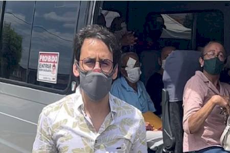 “Saúde mais perto do povo”, diz Dr. Athaíde durante acompanhamento de pacientes para a realização de cirurgias no Regional de Sousa