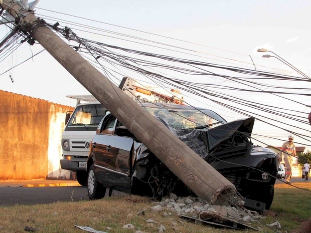 Carro colide com Poste e causa prejuízo 