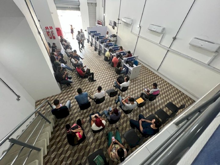Já para promotor de vendas, é preciso ter Ensino Médio completo e, ao menos, três meses de experiência com vendas externas, comprovados na carteira