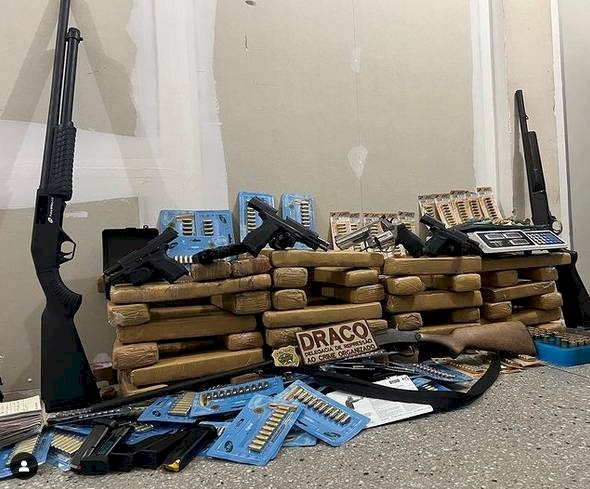 Grande apreensão de maconha, espingardas, pistolas e revólver