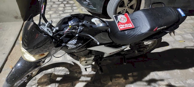 Motocicleta recuperada pela polícia militar em Cajazeiras 