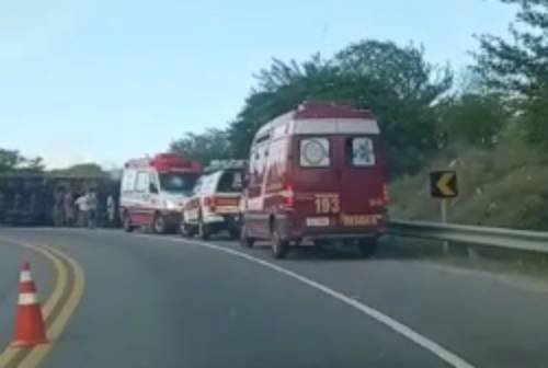 Caminhão tomba e deixa motorista gravemente ferido na Serra de Santa Luzia