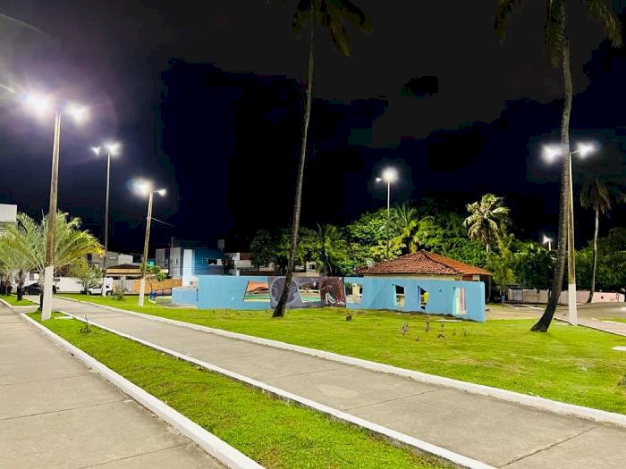 Instalação de lâmpadas de LED da Praça do Coqueiral