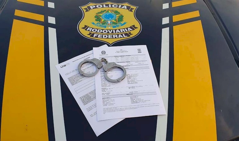 PRF cumprindo mandado de prisão 