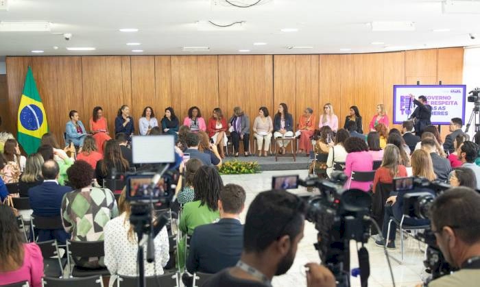 Projeto de lei (PL) para garantir a igualdade de salário entre homens e mulheres no Brasil