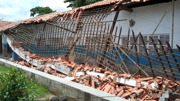 Parte de estrutura de escola desaba em Cajazeiras