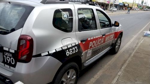 Cumprimento a um mandado de prisão contra uma mulher