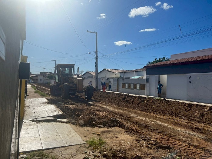 Serviço de terraplanagem para o asfaltamento de Rua Francisco Homero Duarte Pinto, em Sousa