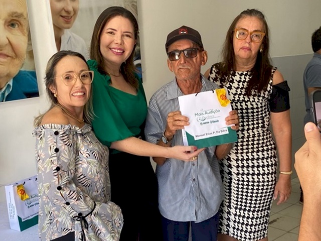 A secretária Amanda Silveira destacou a importância do Programa Mais Audição na entrega de próteses auditivas aos pacientes